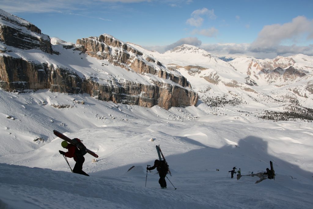 Svahoví skialpinisti na zjazdovkách